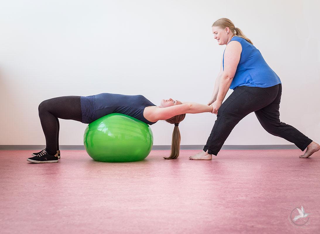 Ergotherapeutin Melanie Schaffer mit junger Frau auf Gymnastikball